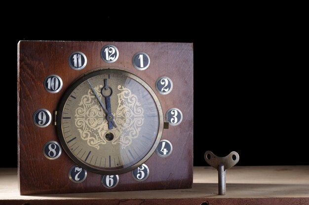 Foto reloj de mesa viejo reloj viejo en una caja de madera reloj de reloj soviético fondo negro