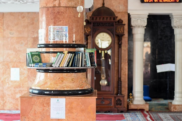Un reloj en una mezquita con un letrero que dice quran