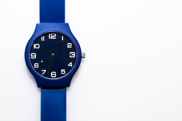 Foto reloj minimalista azul aislado en un fondo blanco - espacio de copia