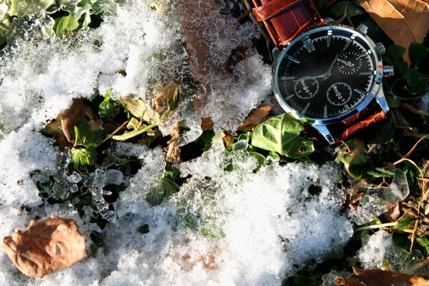 Reloj moderno en la nieve.