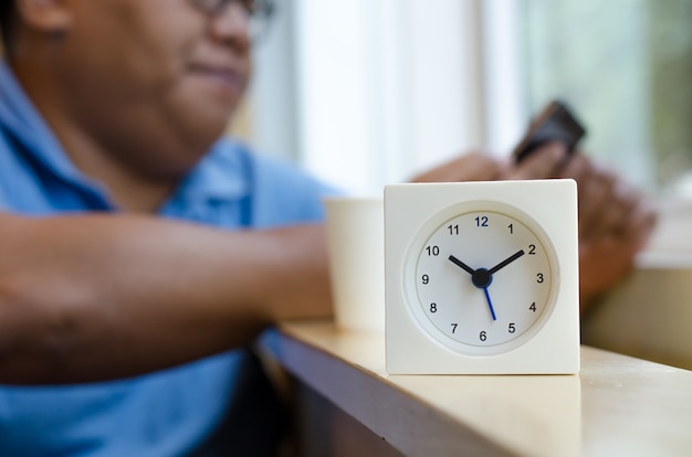 Foto el reloj muestra la hora diez en punto diez minutos