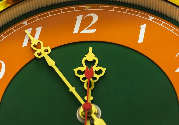 El reloj muestra las once horas y cincuenta y cinco minutos.
