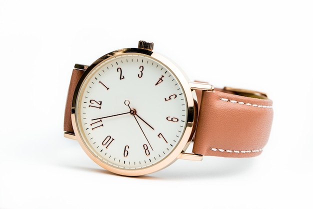 Reloj de mujer aislado en blanco