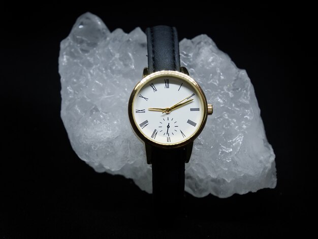 Reloj de mujer de cuero con diamantes sobre fondo negro