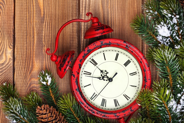 Reloj de Navidad y abeto de nieve.