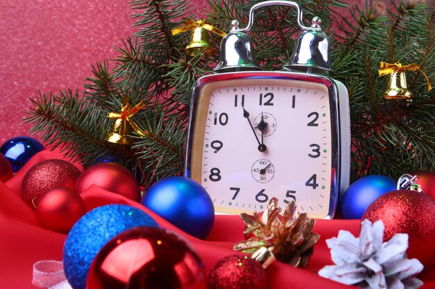 Reloj de navidad. Decoración de año nuevo con bolas de navidad y árbol. Concepto de celebración para año nuevo.