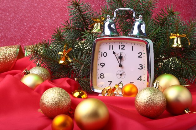 Reloj de navidad. Decoración de año nuevo con bolas de navidad y árbol. Concepto de celebración para año nuevo.