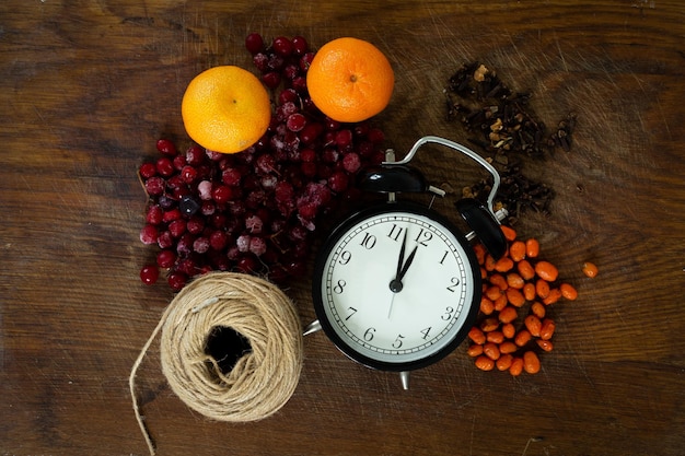 Reloj de Navidad decorado con decoración de invierno en la nieve Concepto de feliz año nuevo