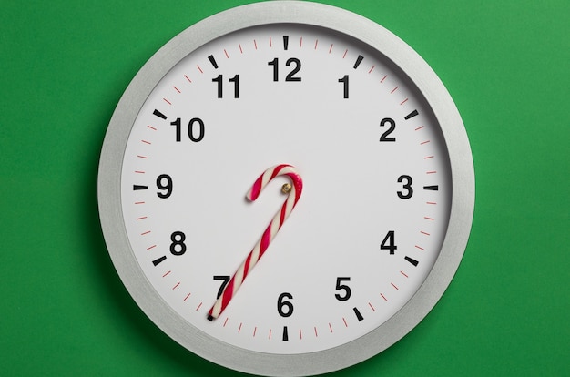Reloj de Navidad con manecillas de bastón de caramelo muestra las siete en punto