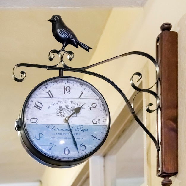 Reloj con pájaro