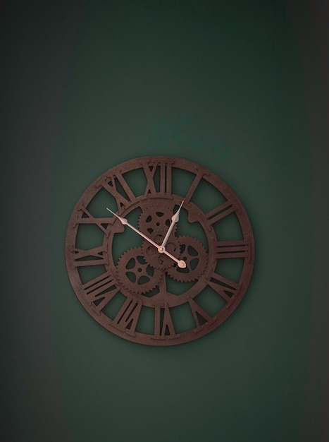 Reloj de pared con agujas amarillas colgadas en la pared Imagen minimalista plana de reloj de pared de plástico