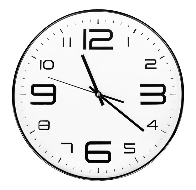 Reloj de pared de círculo blanco aislado sobre fondo blanco con trazado de recorte