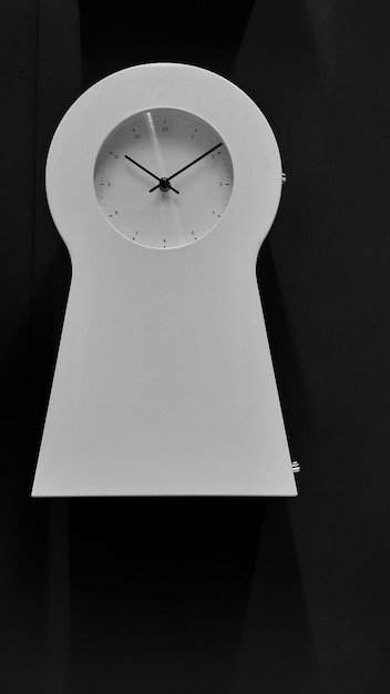 Reloj de pared estético en blanco y negro