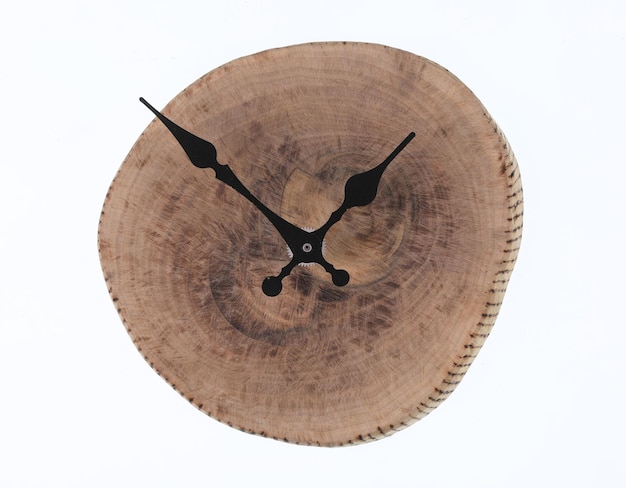 Reloj de pared de madera aislado sobre fondo blanco.