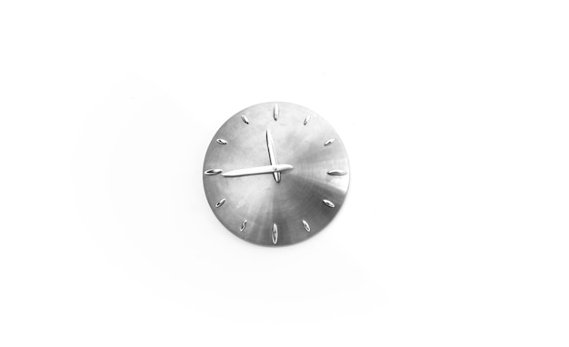 Reloj de pared de metal aislado sobre fondo blanco.