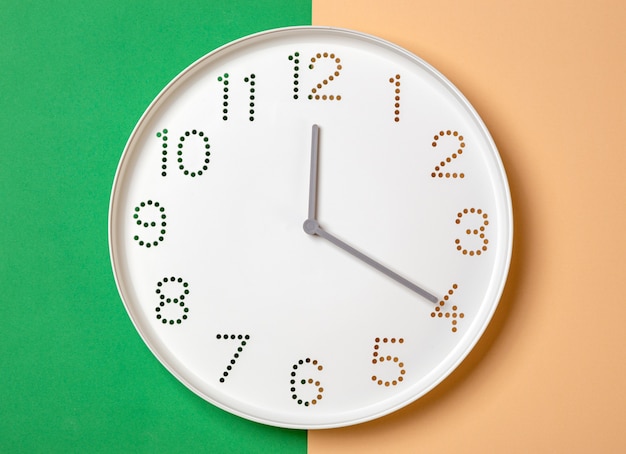 reloj de pared muestra las cuatro en punto
