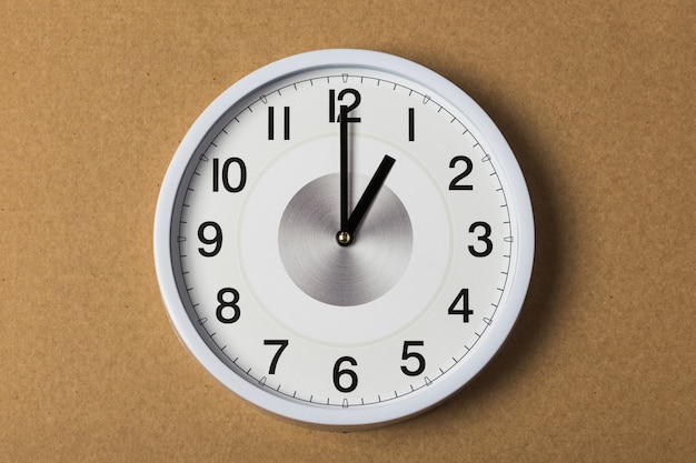 reloj de pared que muestra la una en punto