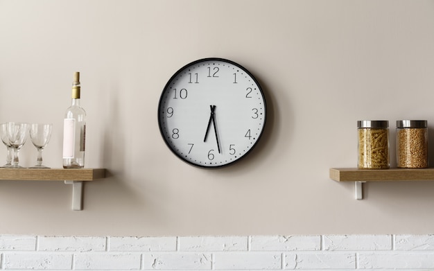 Reloj de pared redondo entre estantes de cocina de madera