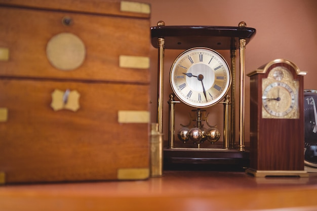 Foto reloj de péndulo reloj en la mesa