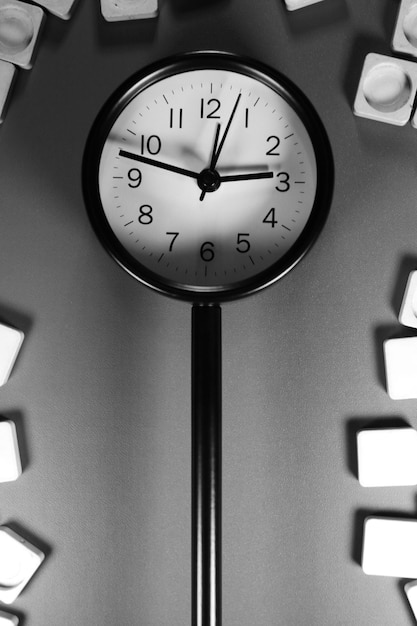 Reloj de pie que rodea las baldosas con fondo granulado Endecha plana Blanco y negro