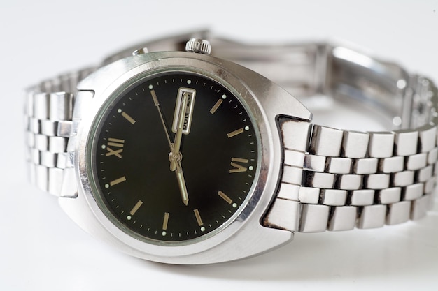 Un reloj de plata con la palabra seiko en él