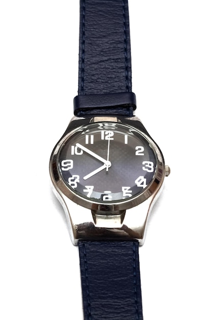 Reloj de pulsera azul aislado sobre un fondo blanco.