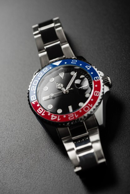 Reloj de pulsera formal de lujo para hombre con bisel rojo azulado.