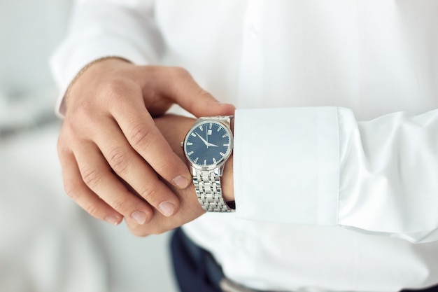 Reloj de pulsera para hombre, el hombre está mirando la hora. Empresario reloj, empresario comprobar el tiempo en su reloj de pulsera.