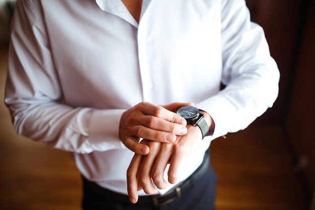 Reloj de pulsera de los hombres con estilo el hombre está mirando el tiempo Reloj de hombre de negocios hombre de negocios control de tiempo.