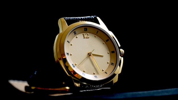 Reloj de pulsera de lujo para hombre sobre fondo negro