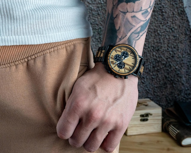 Reloj de pulsera de madera retro en mano