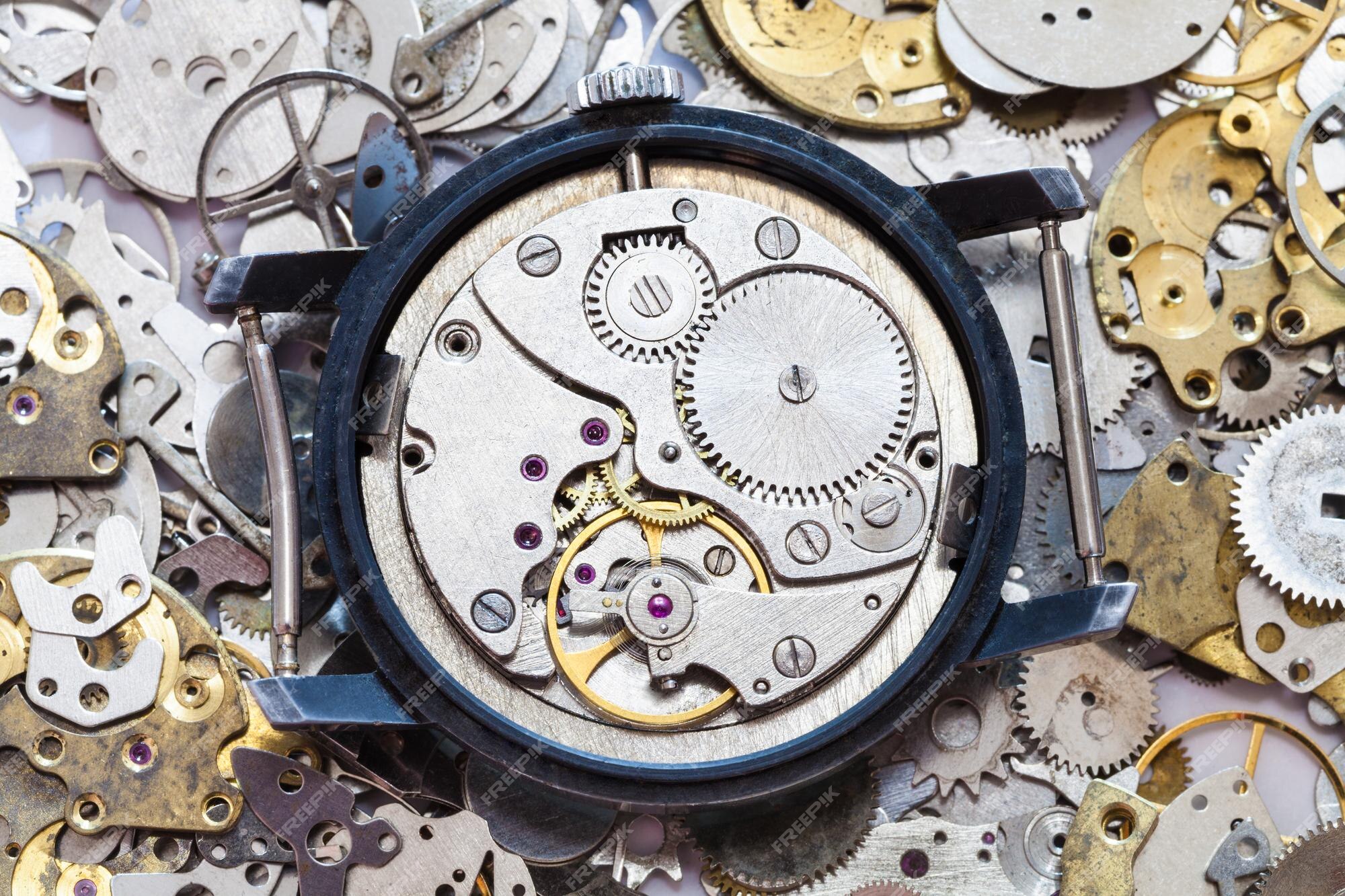 Reloj de pulsera mecánico usado en un montón repuesto | Foto Premium