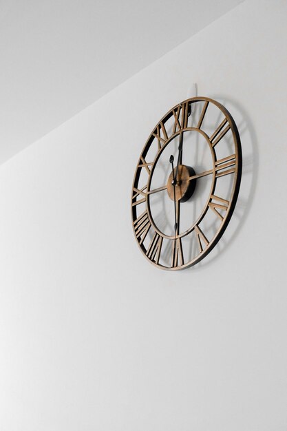 Foto un reloj que está en una pared con la hora de 12 00