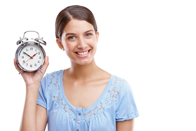 Reloj de retrato y mano con una mujer modelo en estudio aislado en un fondo blanco que muestra una alarma Recordatorio de tiempo vintage con una mujer sosteniendo un despertador o un temporizador en un espacio en blanco