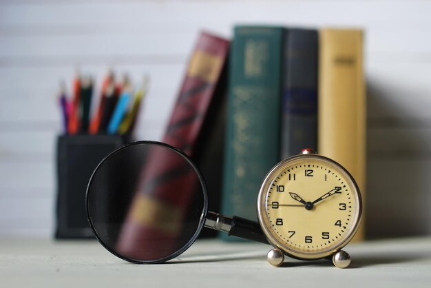 Reloj retro libro antiguo