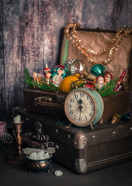 Reloj retro, maletas, decoraciones para árboles de Navidad