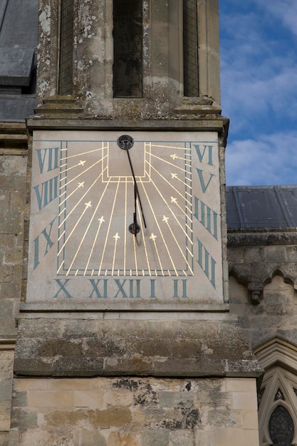 Reloj de sol en la Iglesia Catedral de Chichester, Inglaterra, Reino Unido.