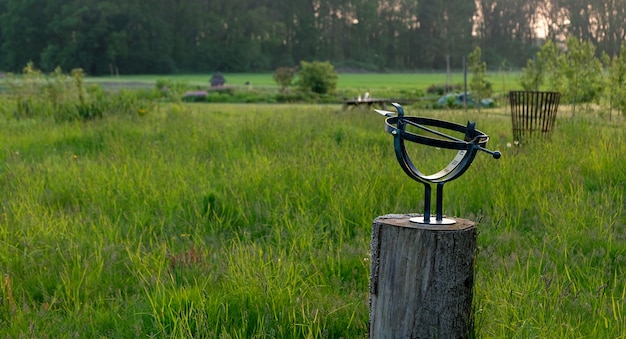 Reloj de sol en un prado holandés