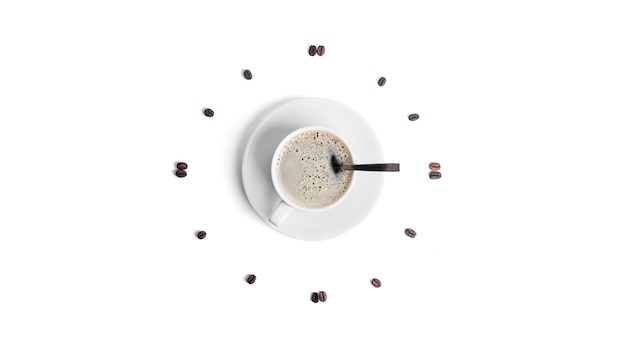 Reloj de taza blanca con granos de café aislados.