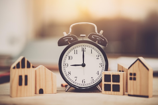 Reloj de tiempo día de la mañana con casa de madera modelo de juguete decoración casa tiempo recordar concepto