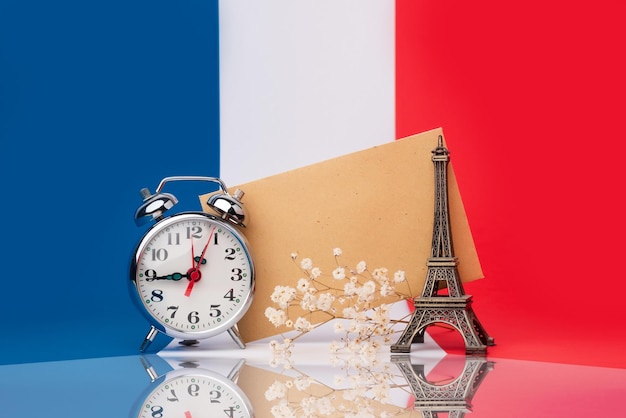 Reloj Torre Eiffel un sobre para escribir mensajes Bandera de Francia Tiempo para aprender francés o viajar a París