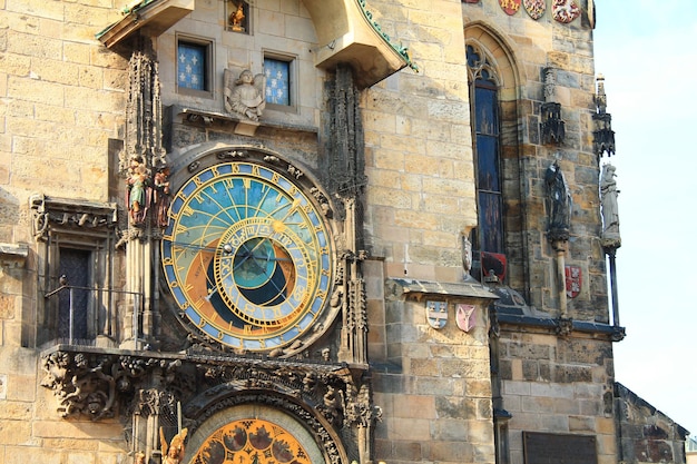 Reloj de la torre medieval montado en la pared sur de la torre del Ayuntamiento de la Ciudad Vieja en la Plaza de la Ciudad Vieja