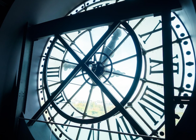 Foto reloj transparente antiguo en el museo de orsay parís