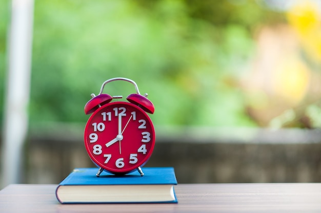 Relojes y libros rojos