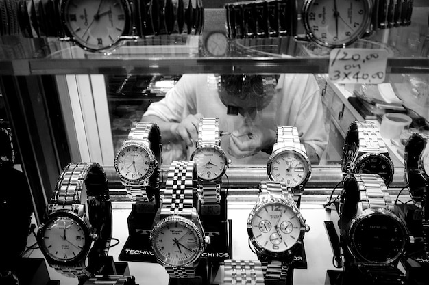 Relojes de pulsera en exhibición en una tienda