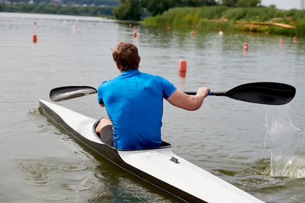 Foto remador flutuando em uma canoa