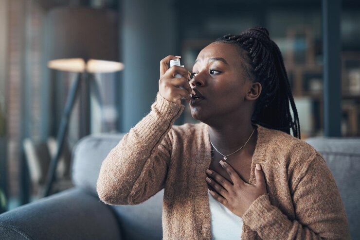 Foto remédio para ataque de asma e uma mulher com inalador para respirar em uma casa para saúde e bem-estar ansiedade de uma pessoa negra doente com medicação para saúde, pulmões ou tórax e problema respiratório