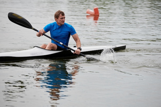 Remero flotando en una canoa