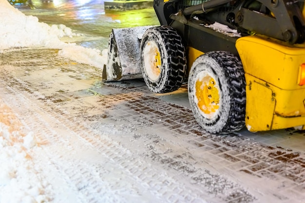 Remoción de nieve en las calles de la ciudad