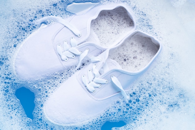 Remoje los zapatos antes de lavarlos. Limpieza de zapatillas sucias.